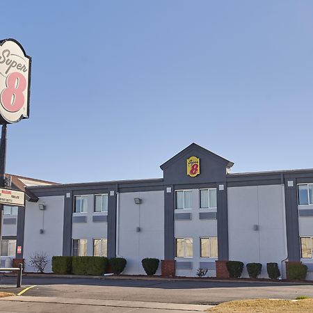 Super 8 By Wyndham Wichita Airport West Kellogg Motel Exterior foto