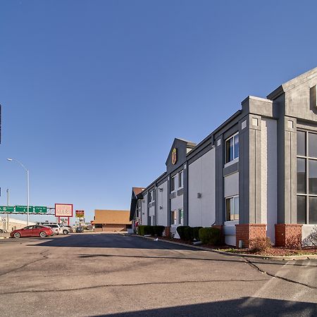 Super 8 By Wyndham Wichita Airport West Kellogg Motel Exterior foto