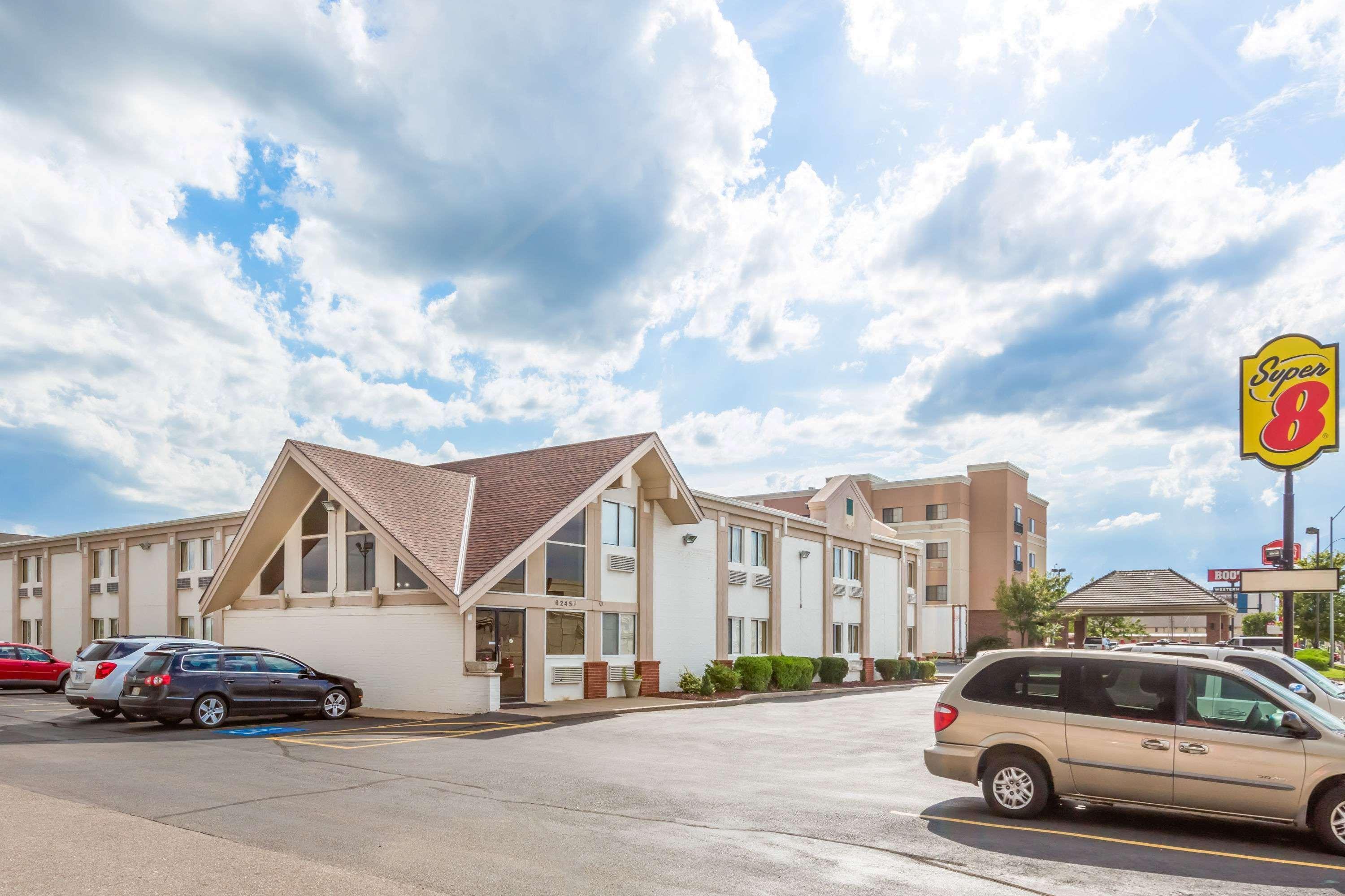 Super 8 By Wyndham Wichita Airport West Kellogg Motel Exterior foto