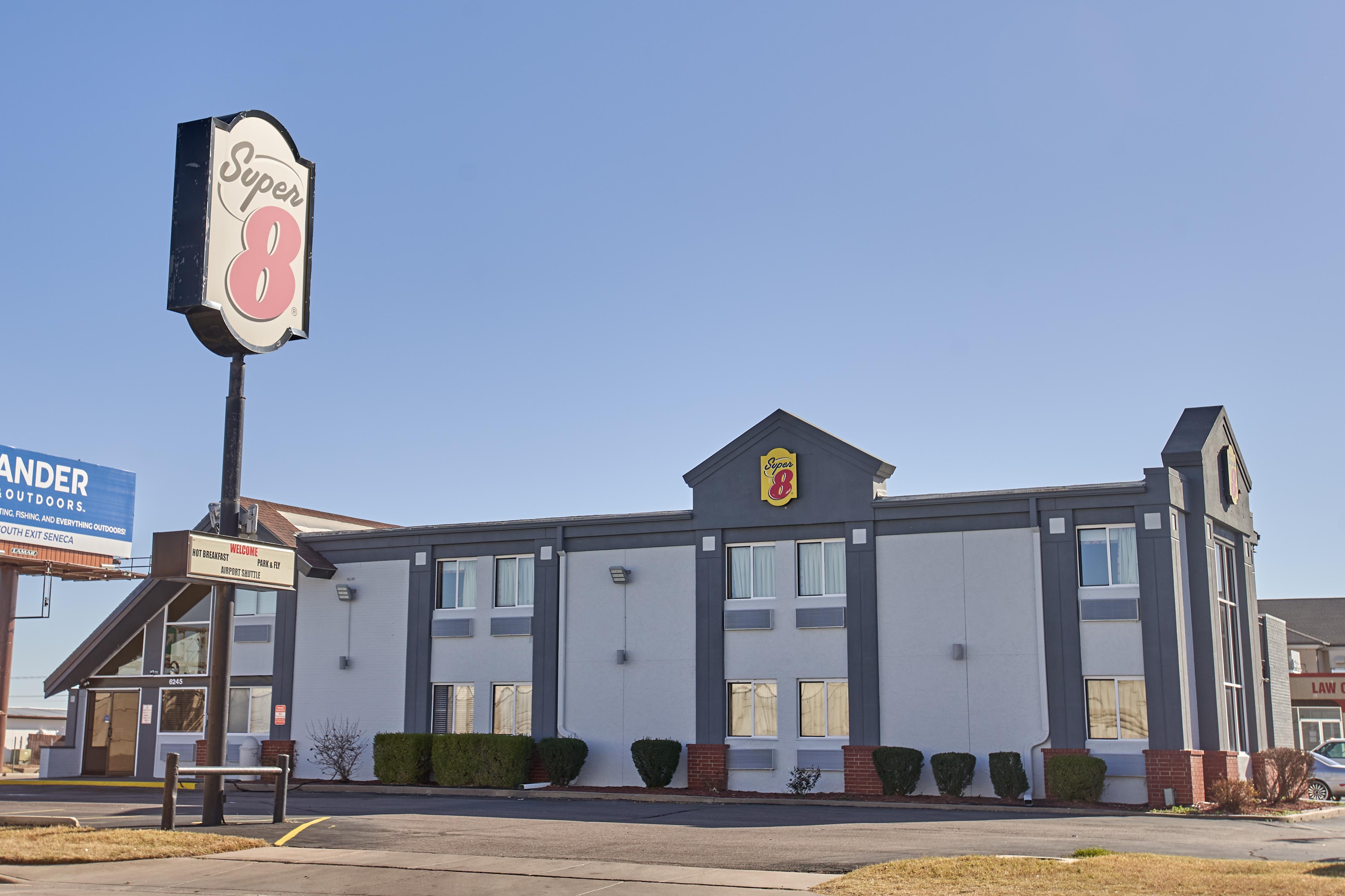 Super 8 By Wyndham Wichita Airport West Kellogg Motel Exterior foto