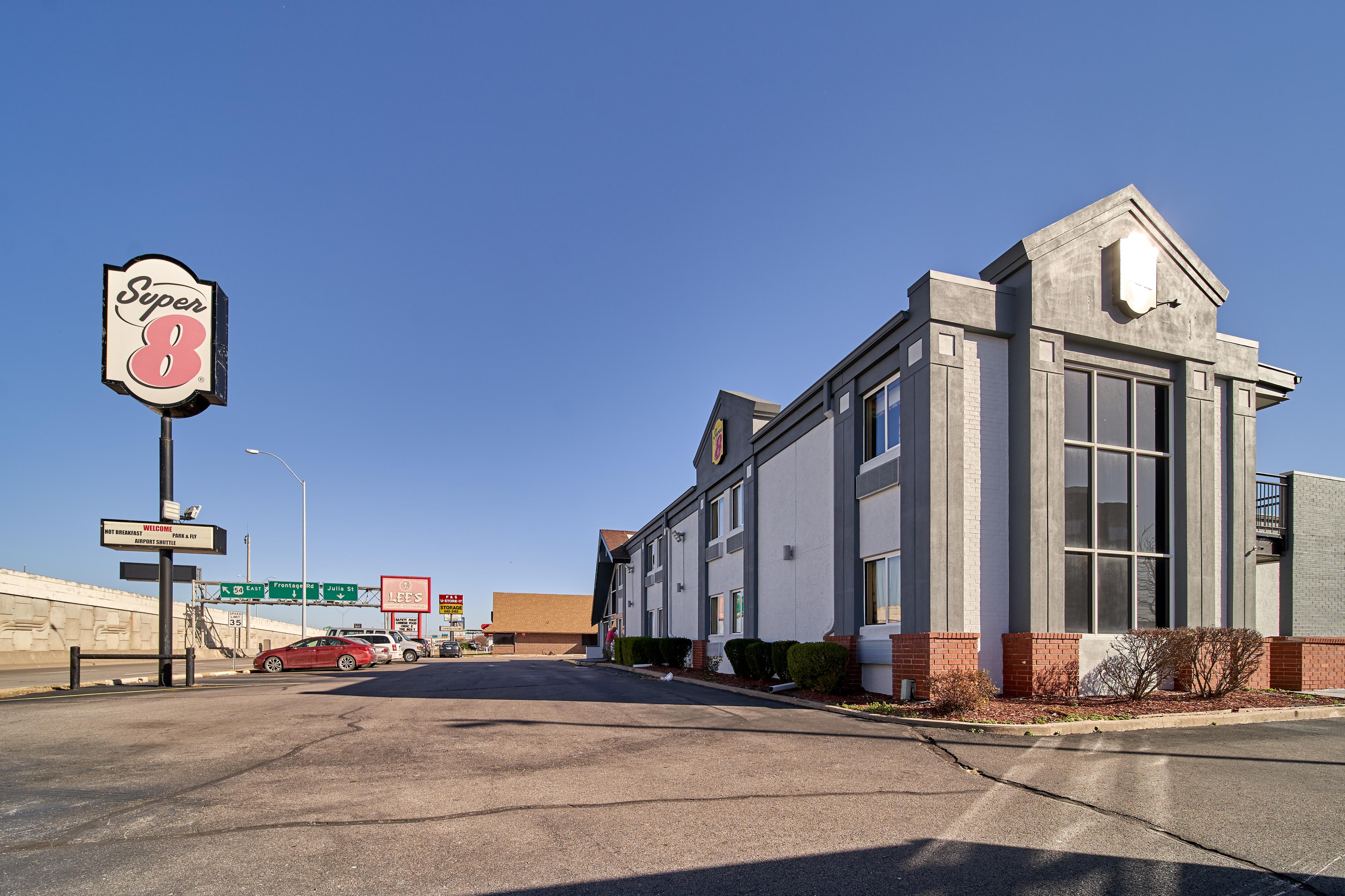 Super 8 By Wyndham Wichita Airport West Kellogg Motel Exterior foto