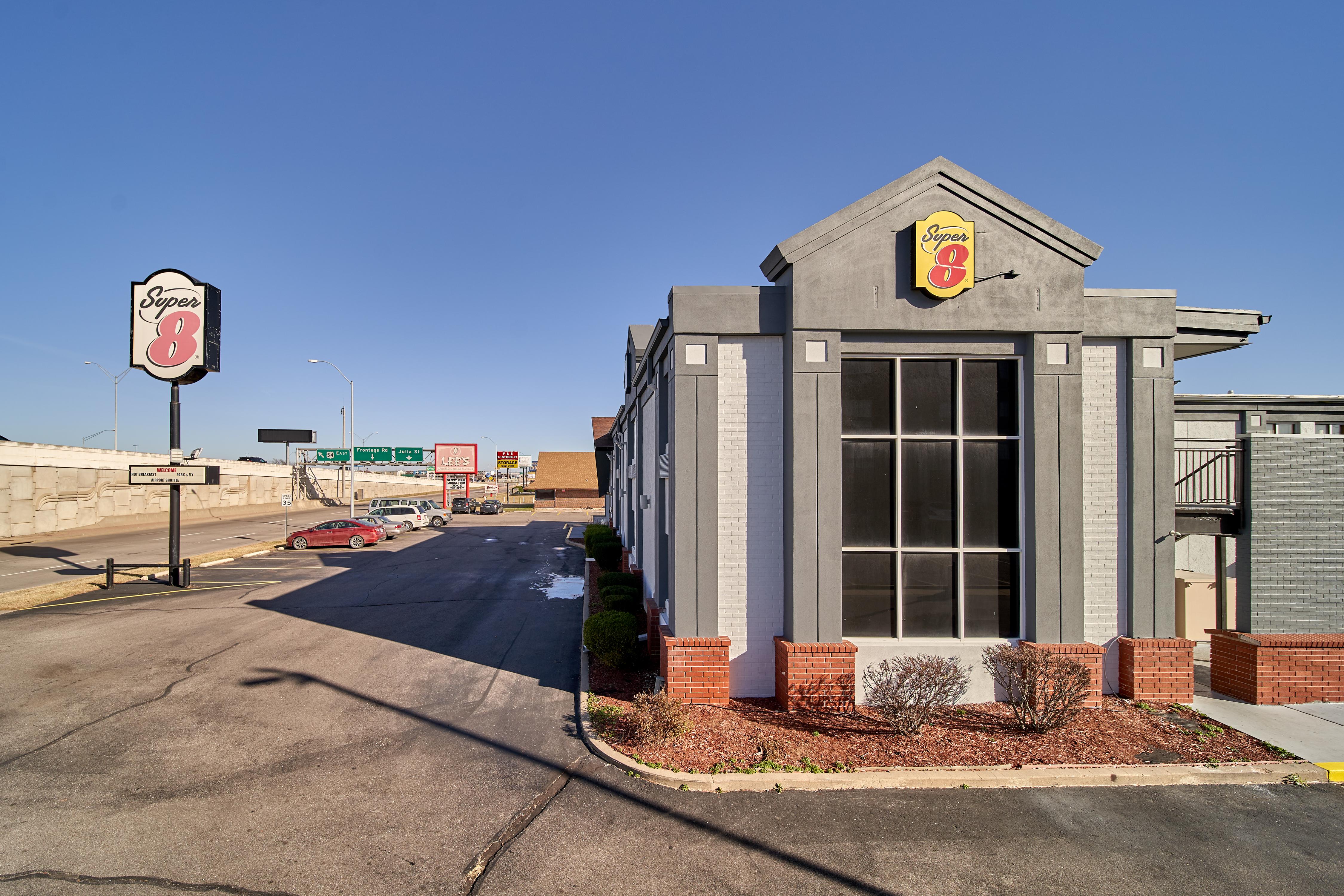 Super 8 By Wyndham Wichita Airport West Kellogg Motel Exterior foto