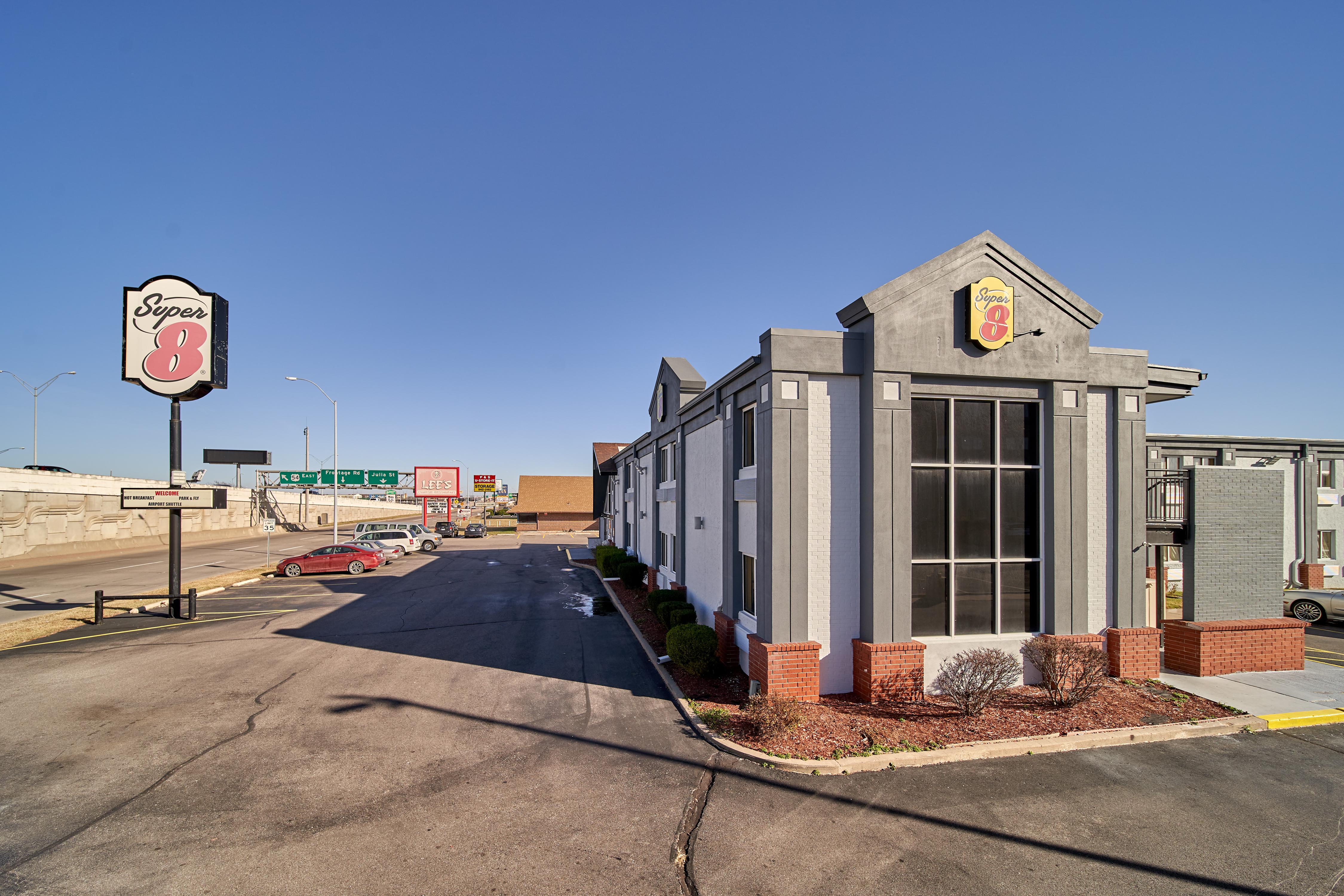 Super 8 By Wyndham Wichita Airport West Kellogg Motel Exterior foto